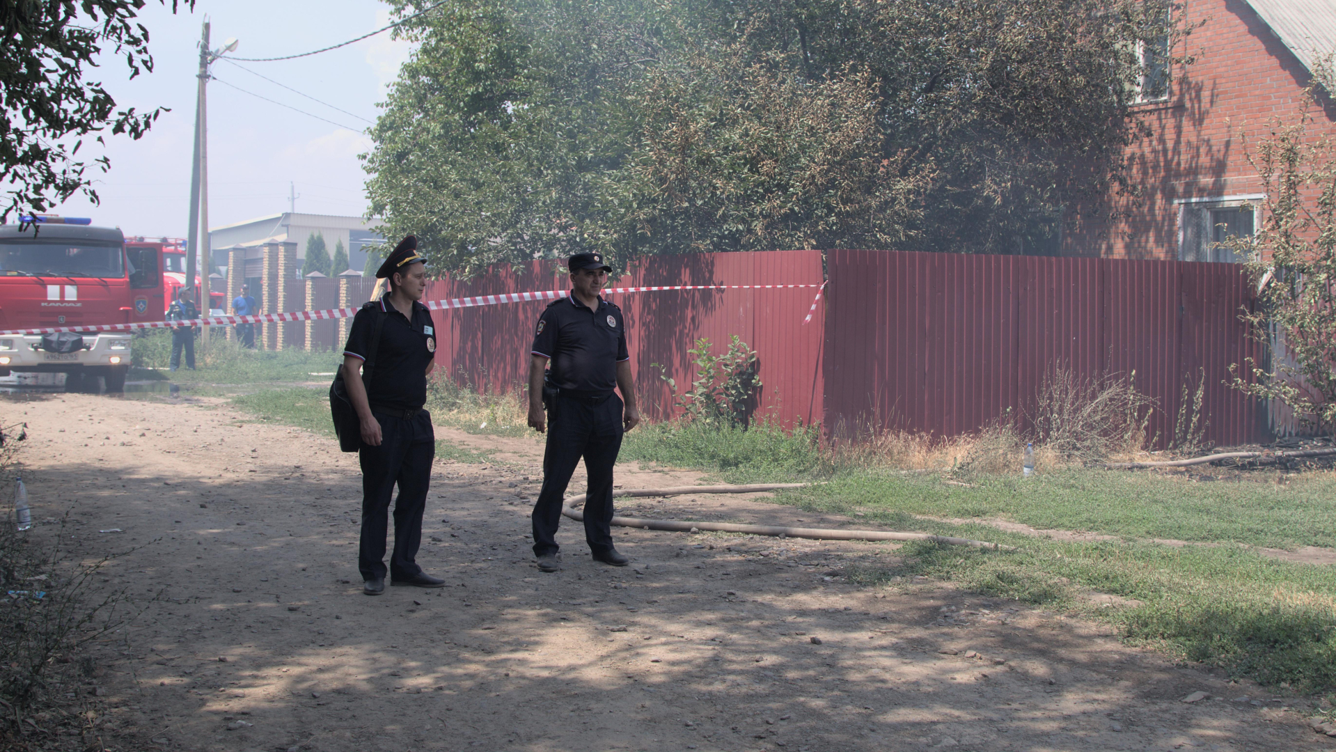 Ростовские полицейские оказали помощь в ликвидации горения домов и построек в посёлке Золотой Колос