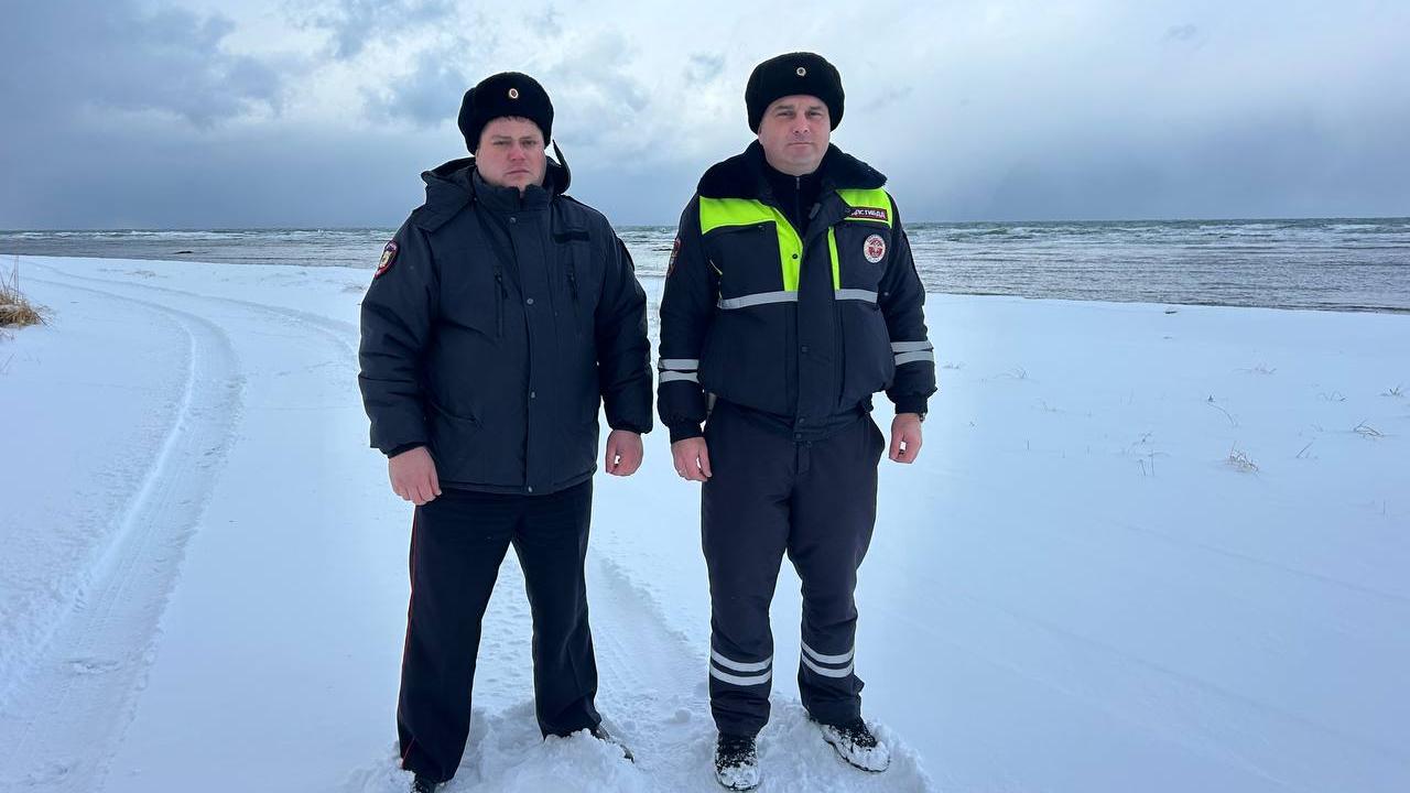 На Сахалине полицейские спасли группу туристов, попавших в непогоду во время поездки на мыс Виндис
