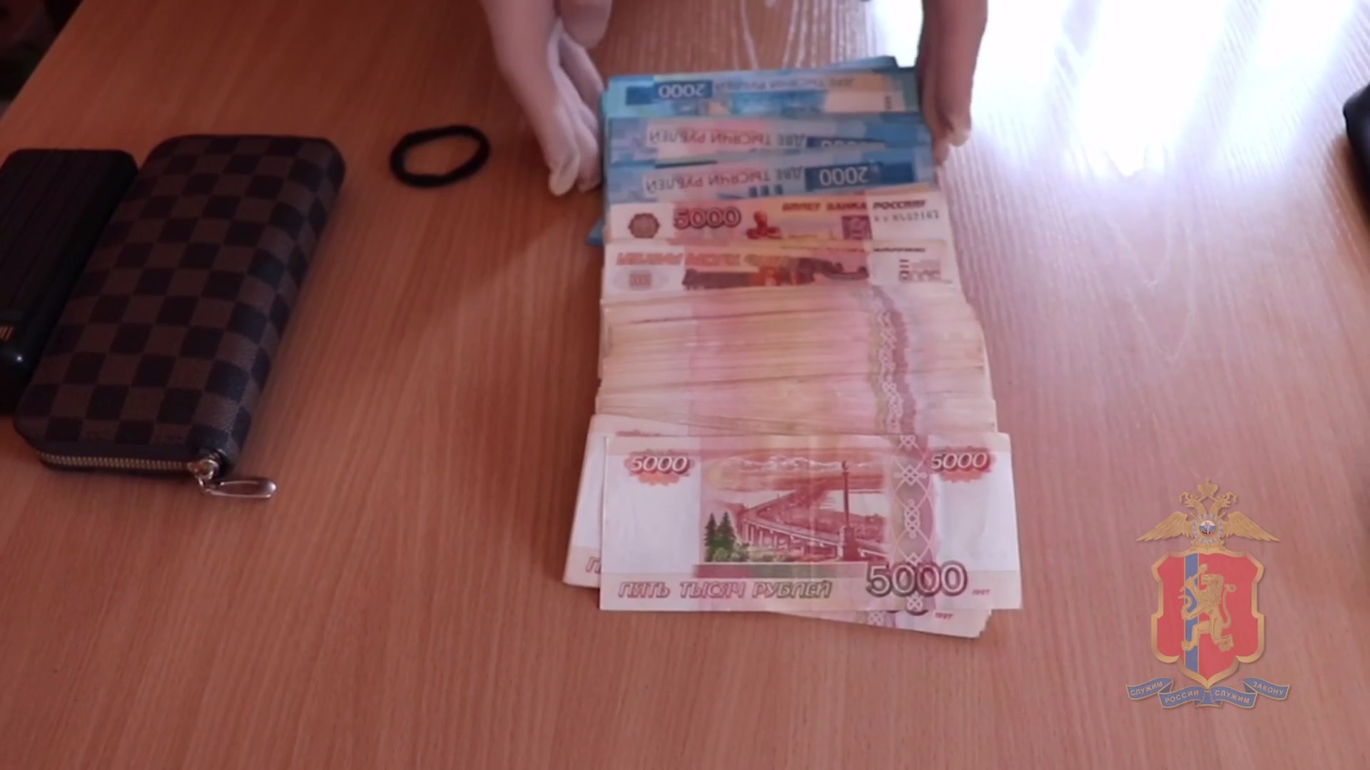 В Красноярске при попытке перевода похищенных у бабушки 1,7 млн рублей задержана пособница аферистов