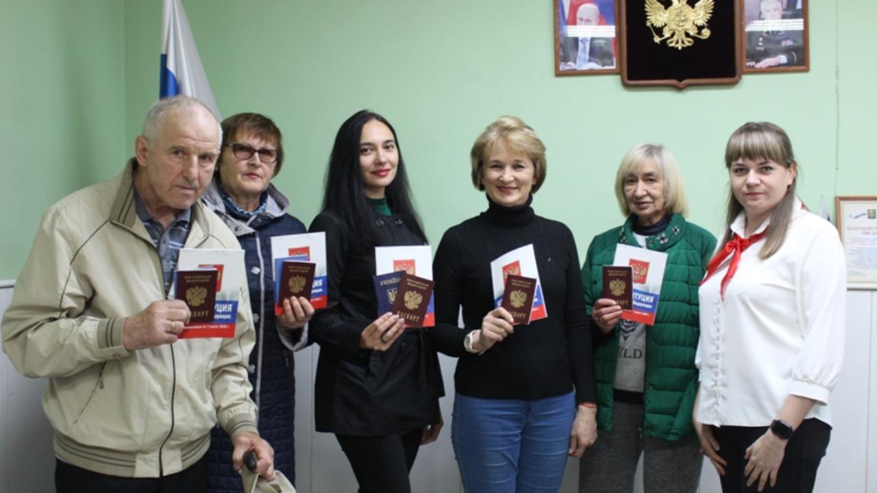 В Челябинской области прибывшие из ДНР, ЛНР и Украины люди стали гражданами России