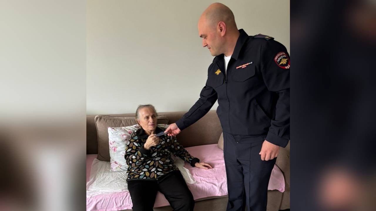Полицейские Кабардино-Балкарской Республики вручили вид на жительство 70-летней гражданке Турции