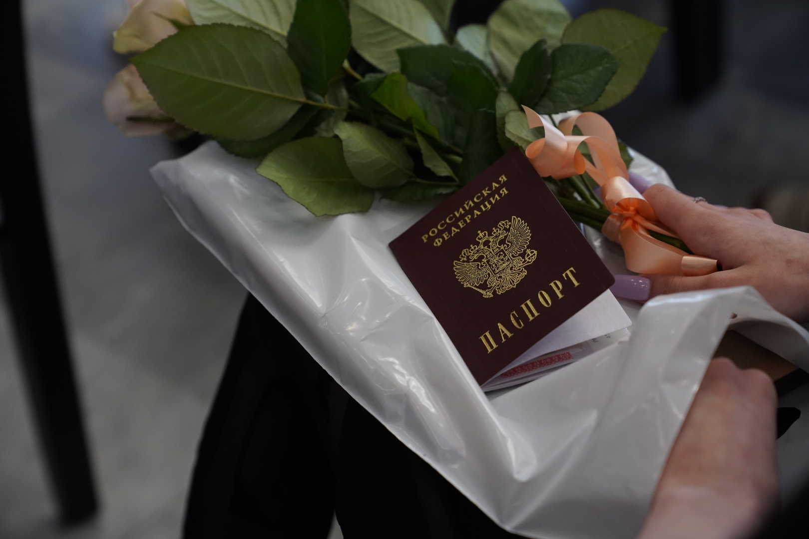 Орловские полицейские вручили российский паспорт прибывшей из Донецкой Народной Республики женщине