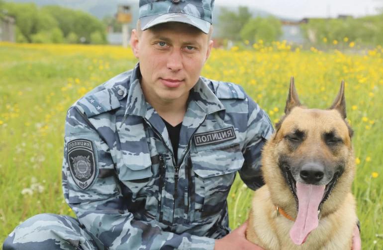 Заступает в наряд и веселит ребят