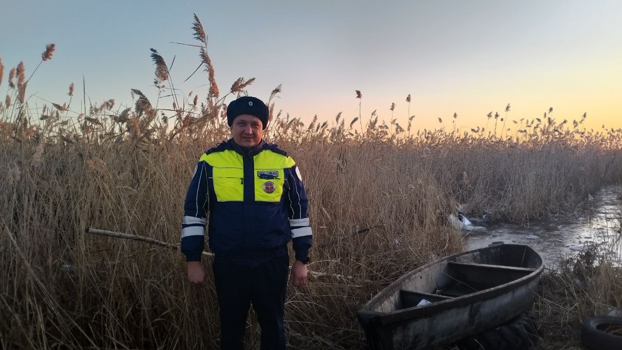 В селе Сладково тюменский госавтоинспектор вместе с односельчанами спас утопавшего в ледяной воде рыбака