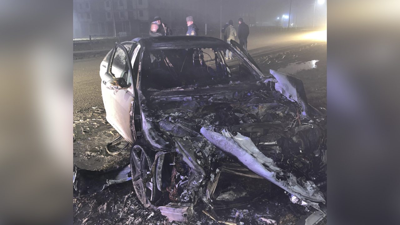 В Ингушетии инспектор ДПС, рискуя жизнью, спас пассажира из автомобиля, загоревшегося после ДТП