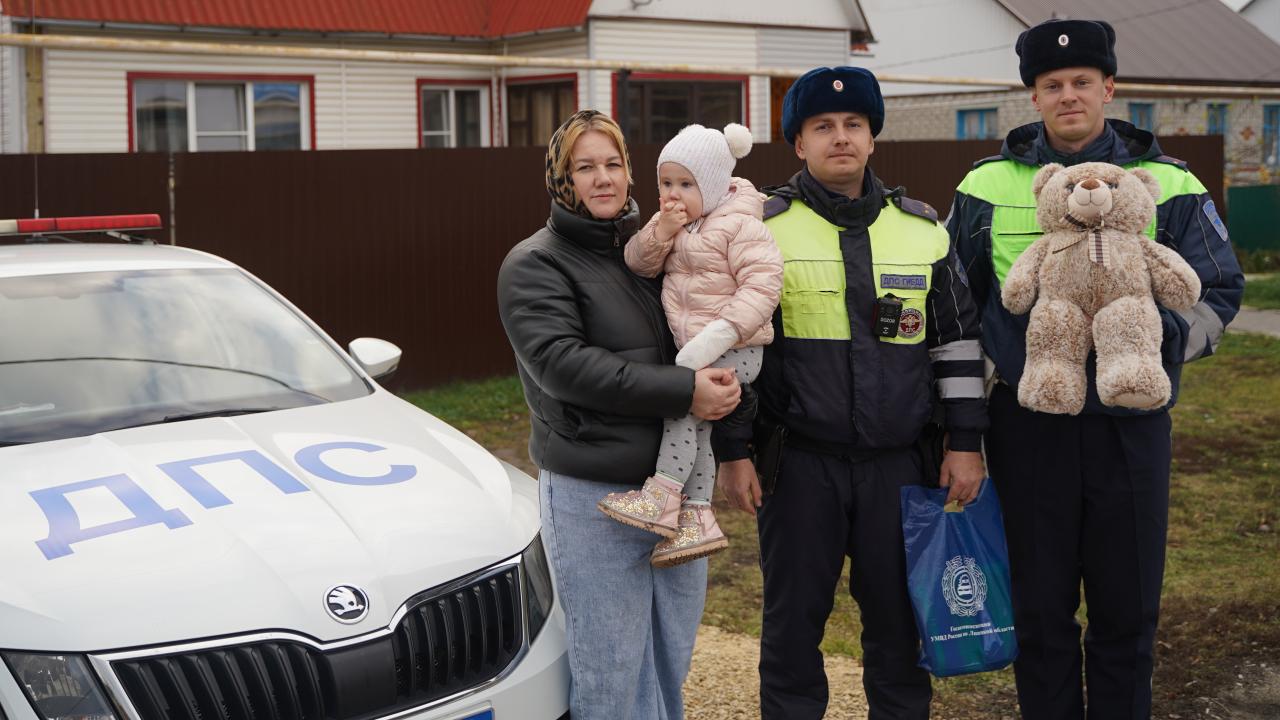 Липецкие полицейские быстро доставили в травмпункт женщину и её двухлетнюю дочь, повредившую руку