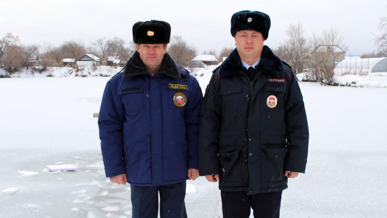 В Приморье сотрудники полиции и пожарной части спасли мужчин, провалившихся под лёд