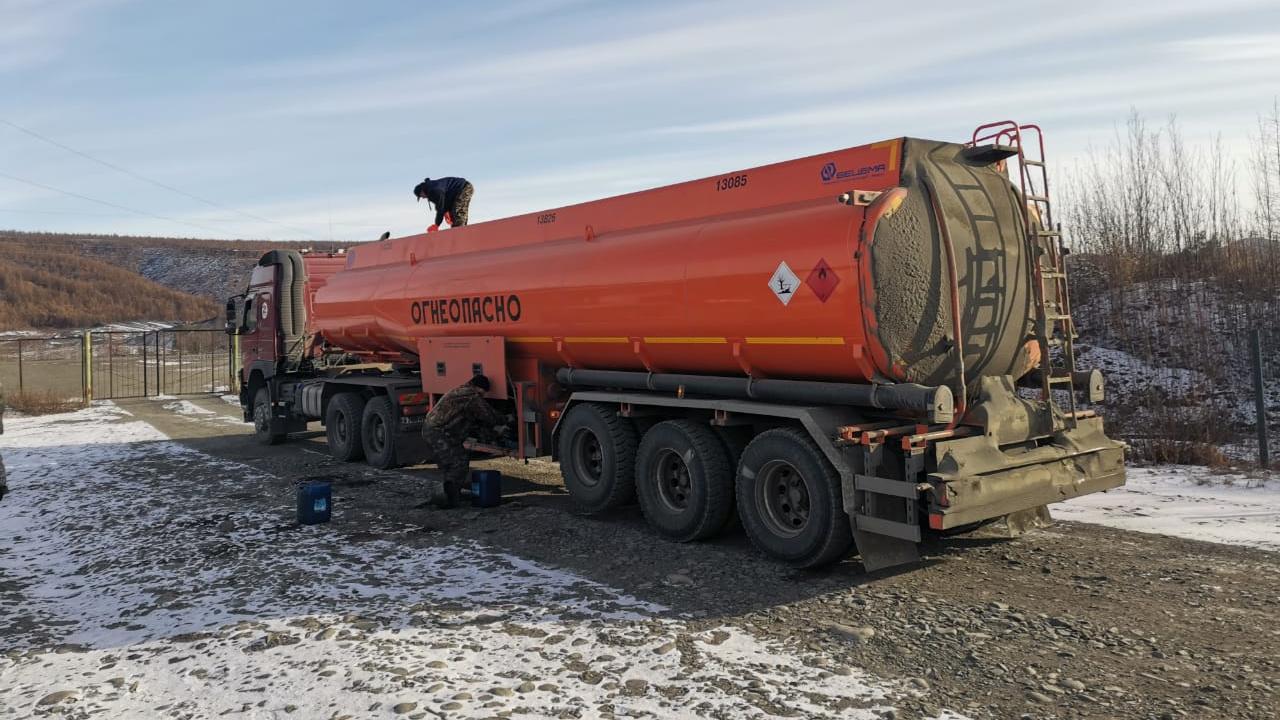 В Магадане водитель-экспедитор продал почти 11 тонн дизеля, причинив свыше 900 тысяч рублей ущерба