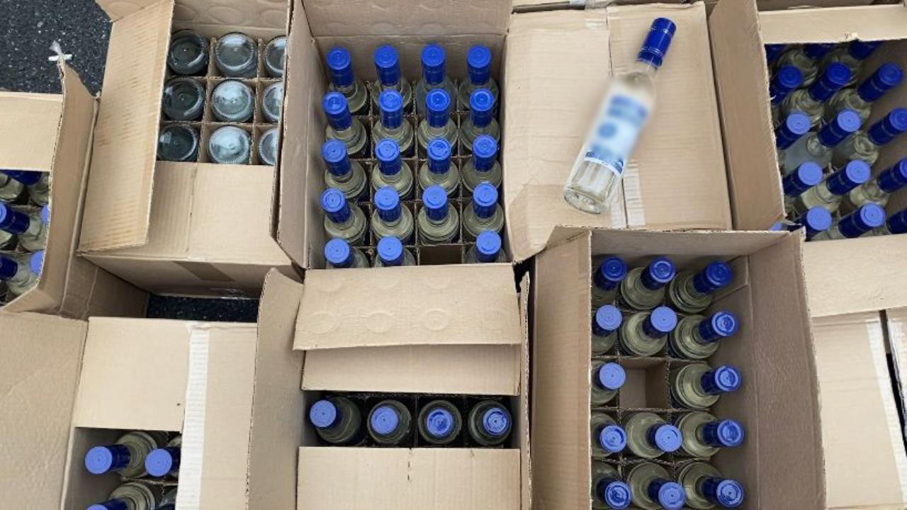 Полицейские Югры у местной жительницы изъяли 400 бутылок готовой к продаже нелегальной водки
