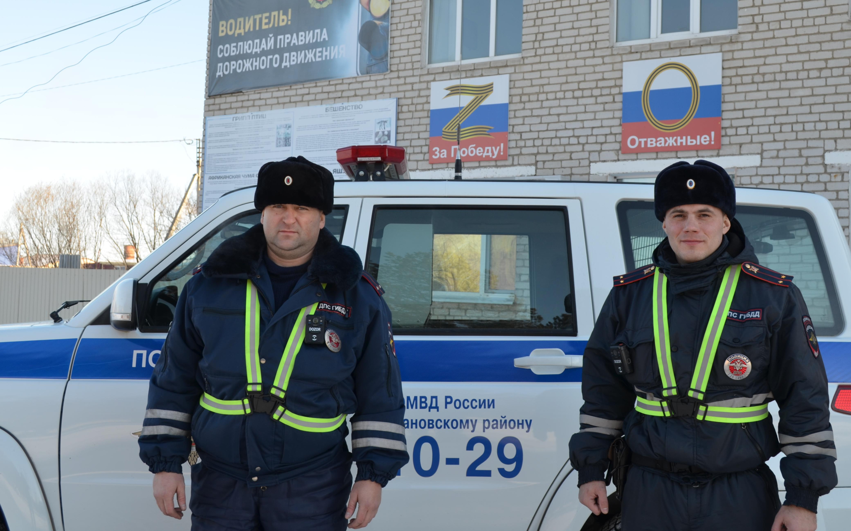 В Амурской области инспекторы ДПС оказали помощь пожилым супругам во время возгорания бани