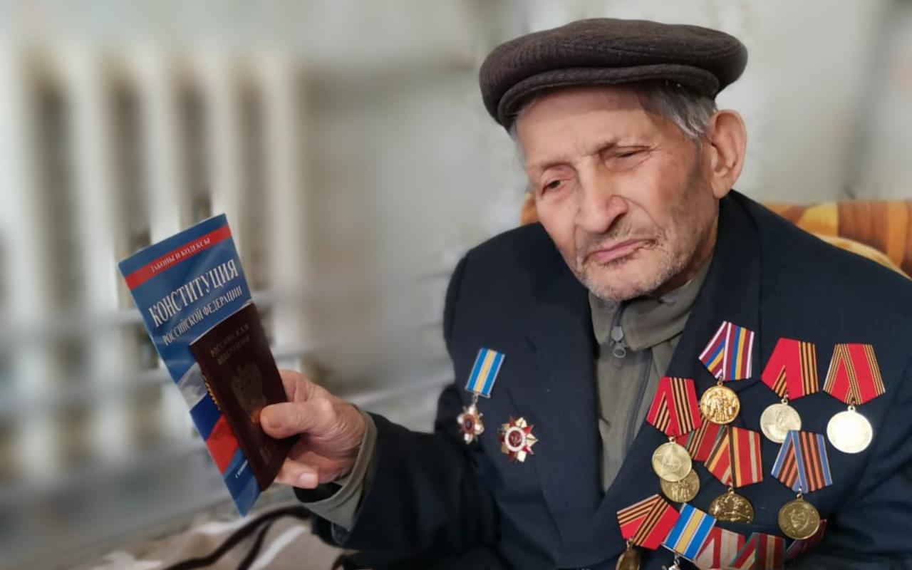 В Херсонской области полицейские вручили российский паспорт 96-летнему ветерану ВОВ