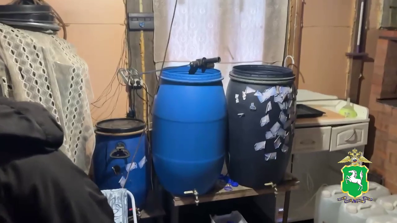 В Томской области сотрудники полиции ликвидировали подпольный алкоцех
