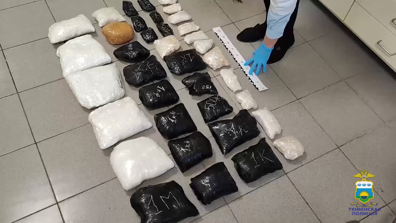 В Тюменской области полицейские изъяли порядка 19 кг мефедрона у двух иркутских наркокурьеров