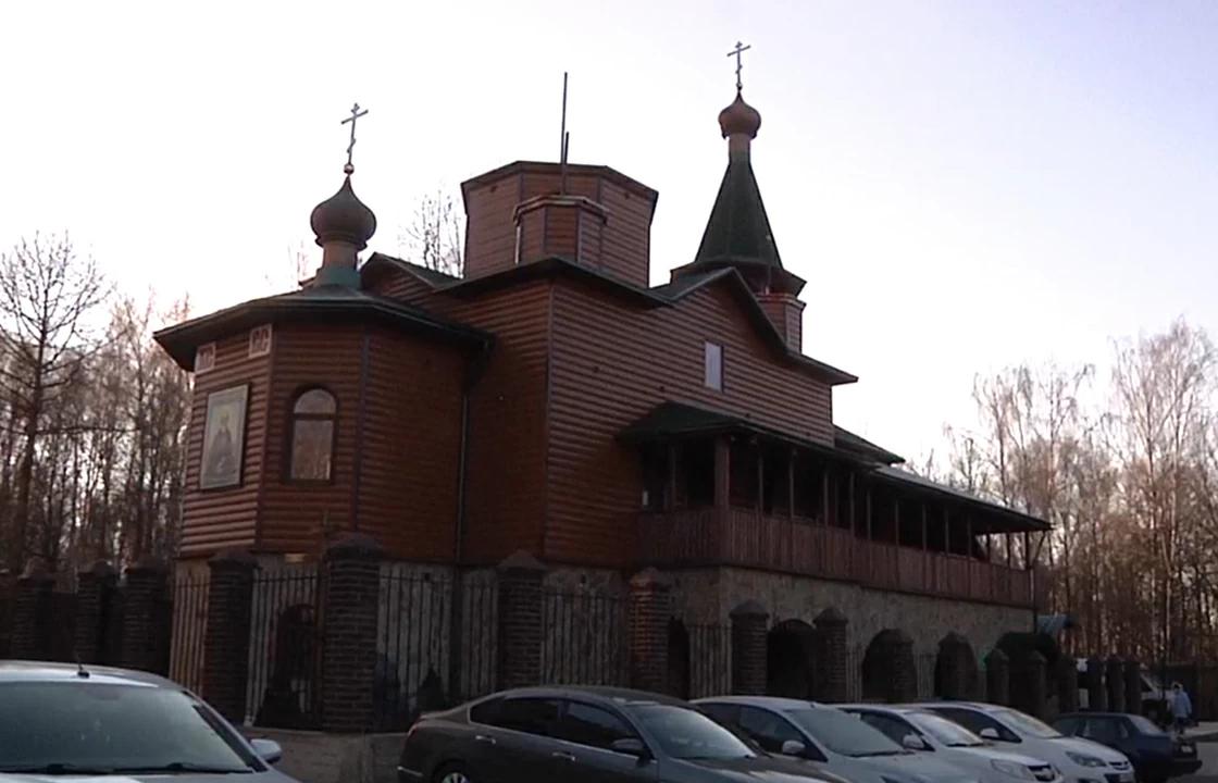 Курские полицейские задержали подозреваемую в краже иконы и вернули похищенную святыню в храм