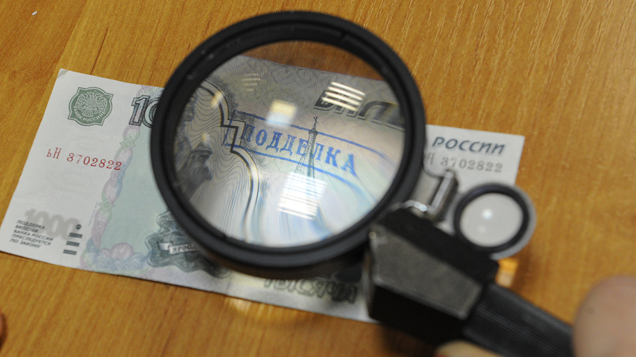 Столичные полицейские задержали аферистов, подменивших деньги пенсионера на купюры «банка приколов»