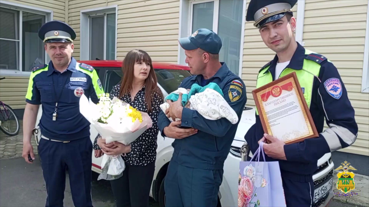 На Кубани инспекторы ДПС оперативно доставили в роддом беременную женщину с кровотечением