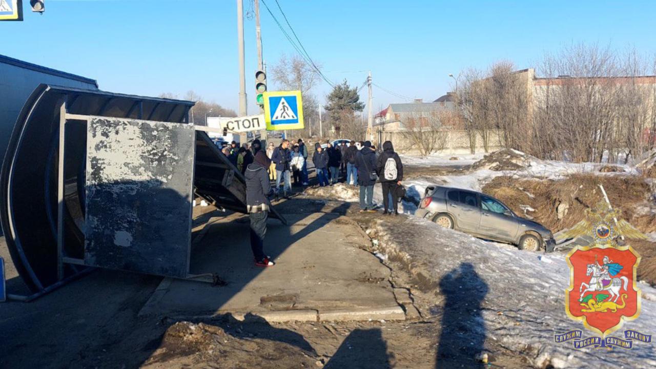 В Подмосковье полиция работает на месте аварии в Ногинске, где машина врезалась в автобусную остановку