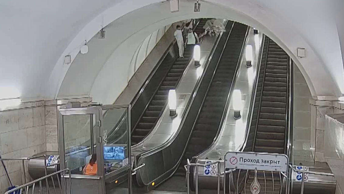 Полицейские привлекли к ответственности москвича, разбившего плафон на станции метро «Парк Культуры»