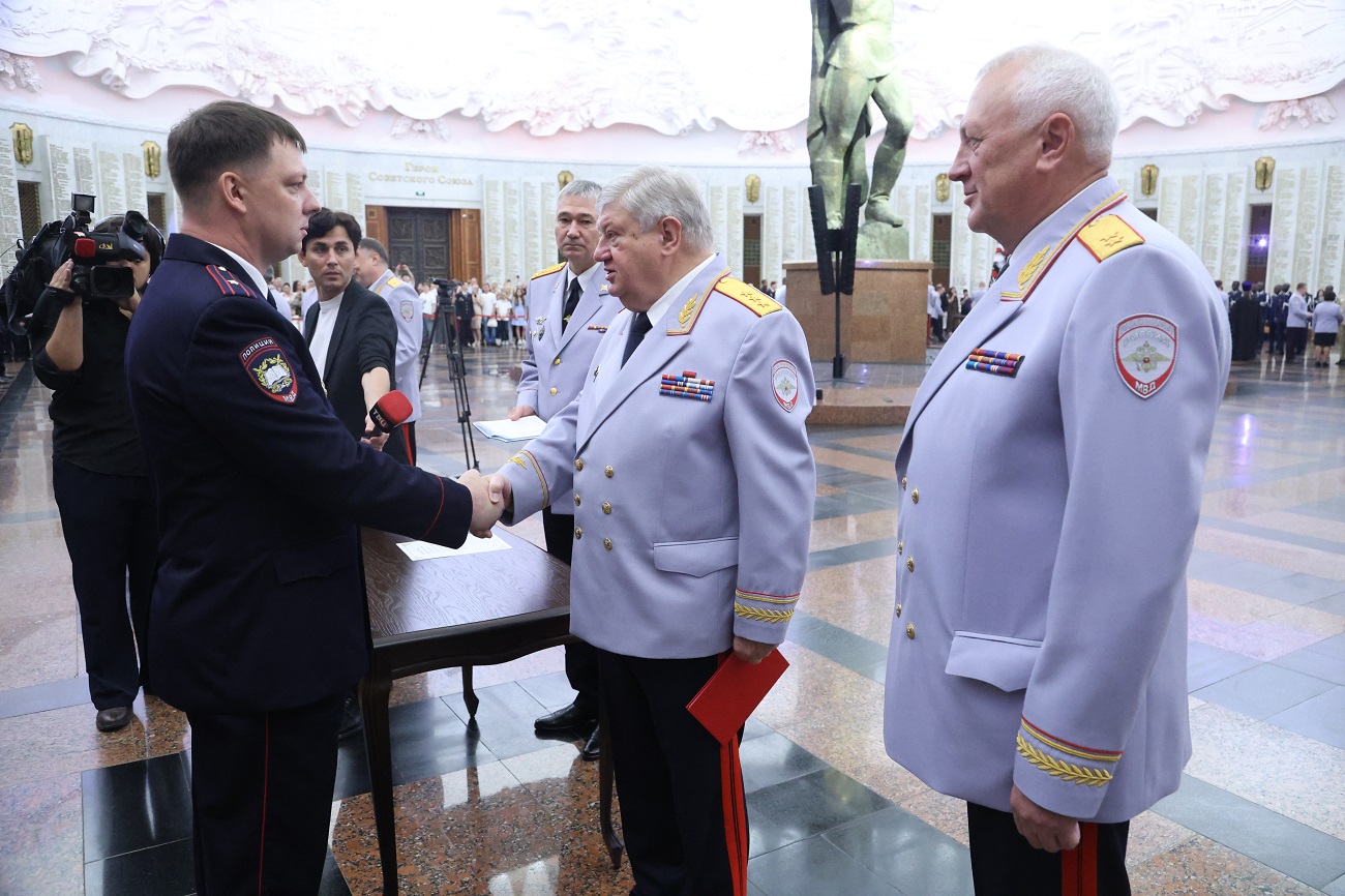 Владимир Кубышко поздравил выпускников Академии управления МВД России