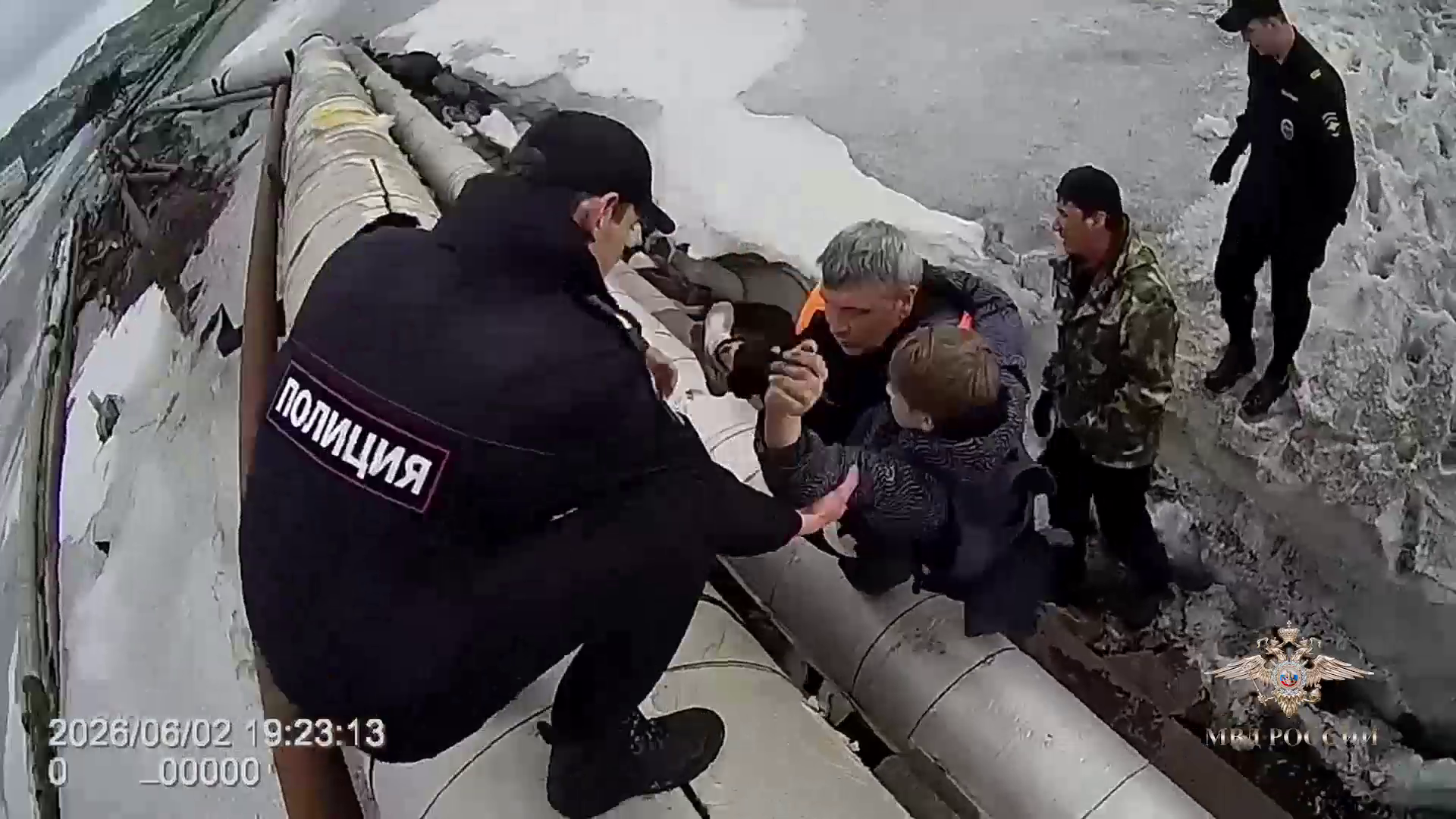 Ирина Волк: В Красноярском крае полицейские помогли эвакуировать подростков, пострадавших в результате нападения стаи собак