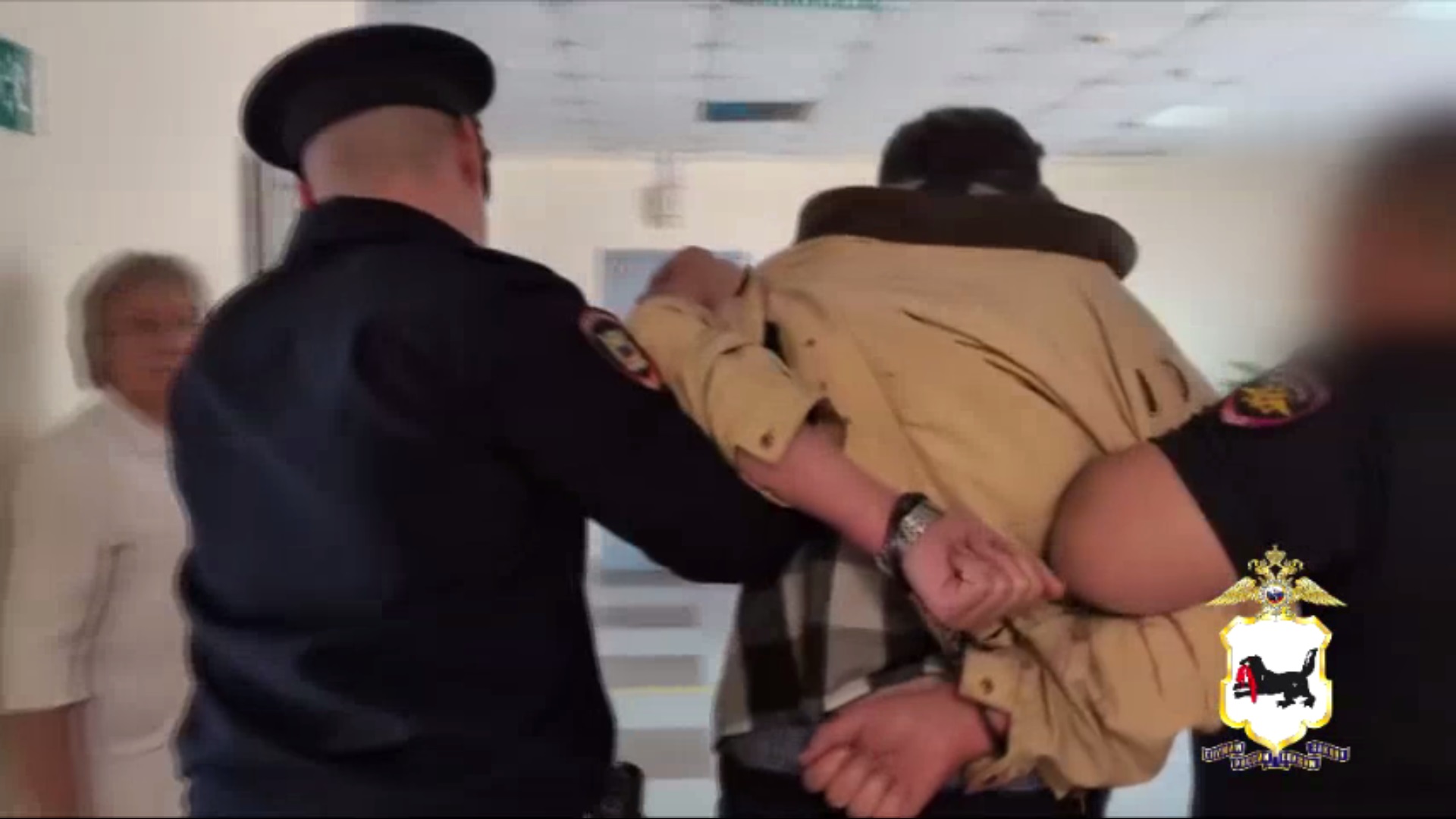 В Иркутске полицейские задержали мужчину, напавшего сегодня утром на двух работниц медучреждения