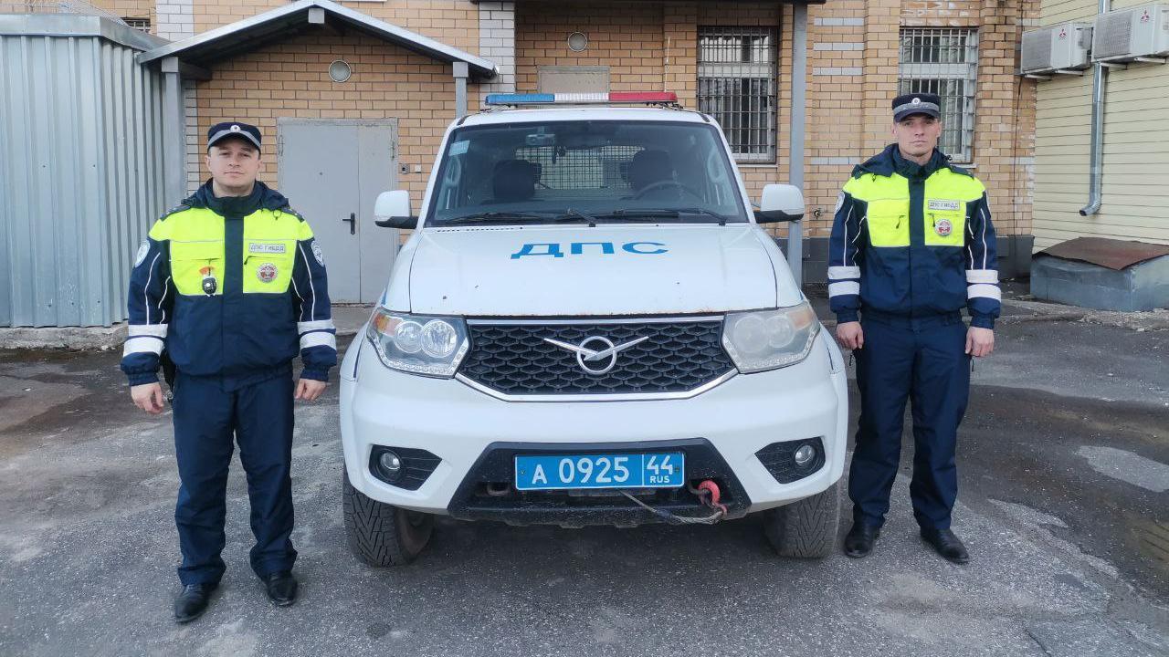 Костромские госавтоинспекторы помогли автоледи, в машине которой сел аккумулятор