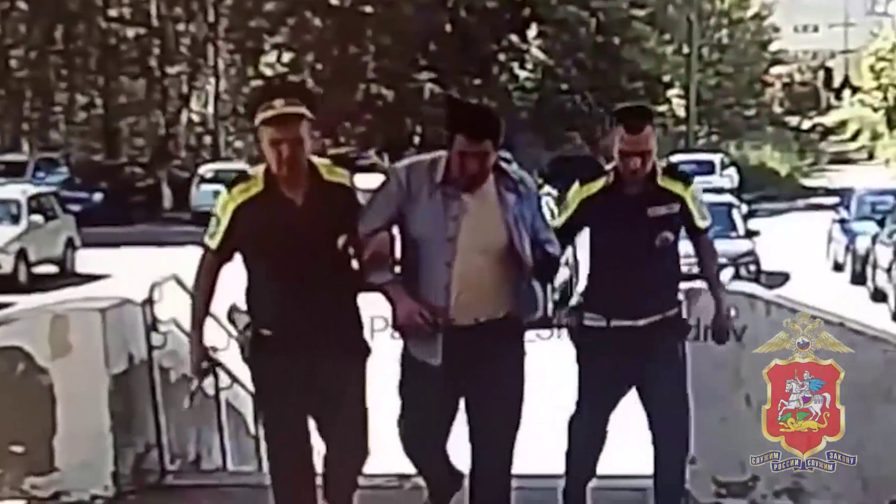 В Подмосковье инспекторы ДПС доставили в больницу мужчину, получившего травму при работе с болгаркой