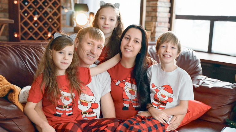 Целовать и обнимать обязательно!