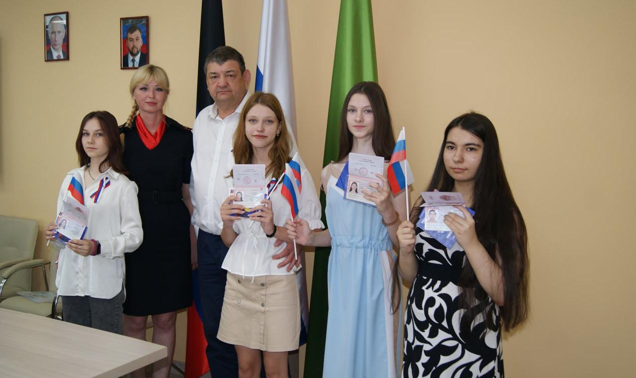 В Горловке Донецкой Народной Республики состоялось торжественное вручение российских паспортов