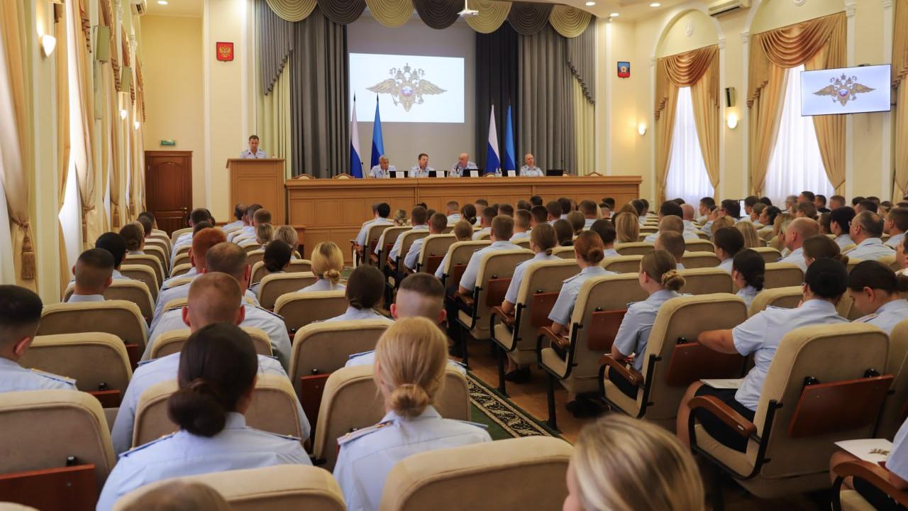 Сегодня 120 выпускников Луганского филиала ВИ МВД России получили служебные удостоверения