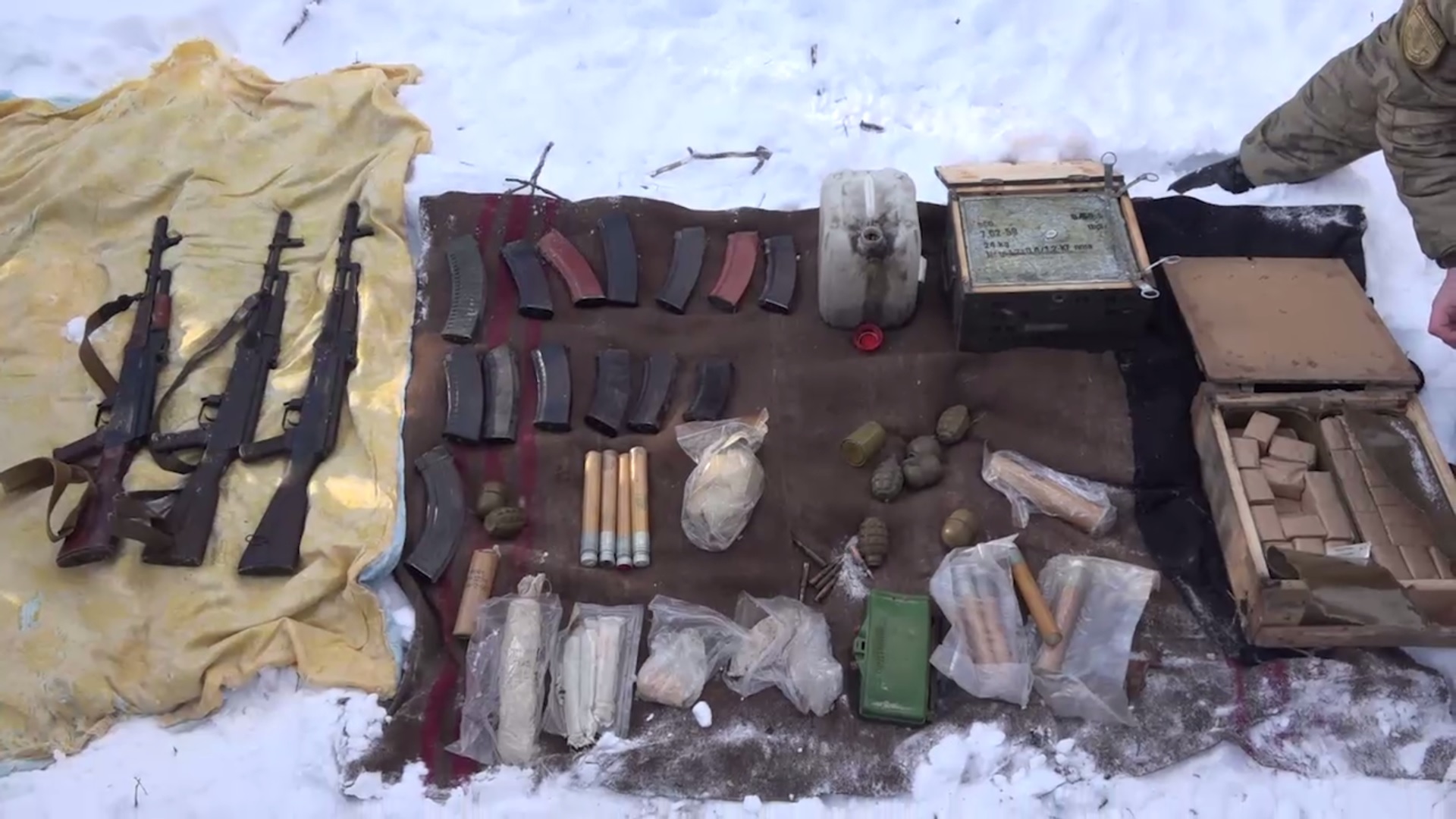 Правоохранителями ЛНР в одном из домовладений в городе Брянке обнаружен оружейный схрон