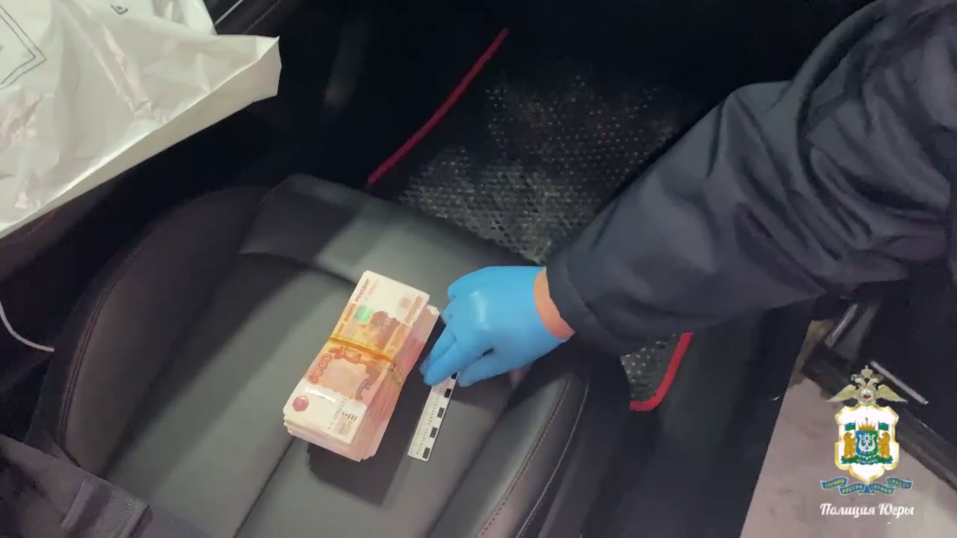 Полицейские задокументировали факт получения взятки должностным лицом казённого учреждения Сургута
