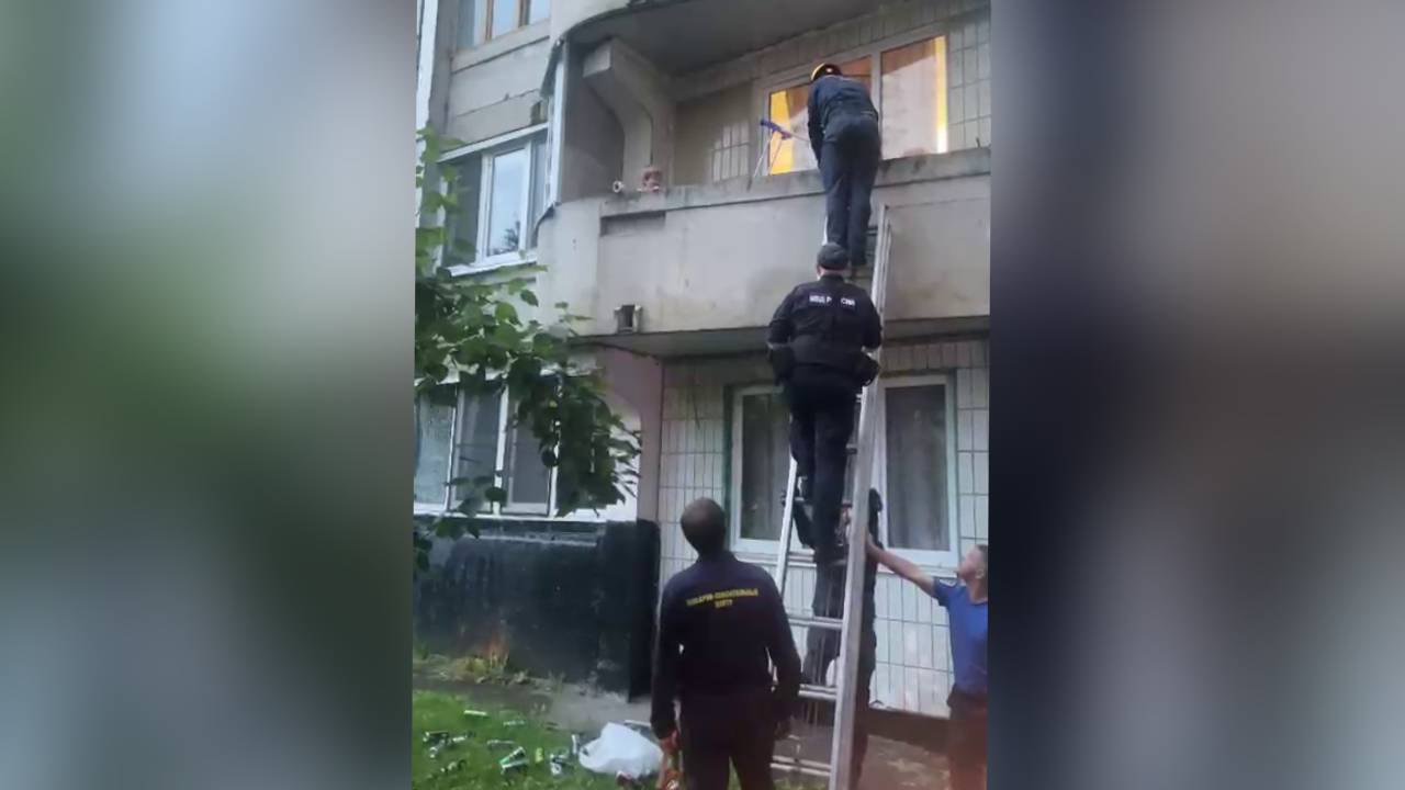 В столичном районе Митино полицейские и пожарные предотвратили падение малолетнего ребёнка с балкона