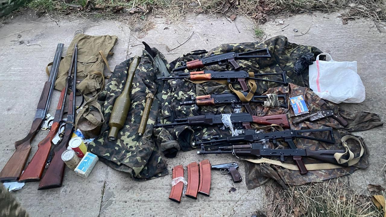 Оружейный схрон обнаружен полицией на территории пустующего домовладения в Запорожской области