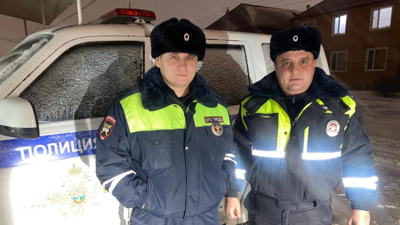 В Ростовской области полицейские помогли водителю заглохшего на трассе КамАЗа во время непогоды