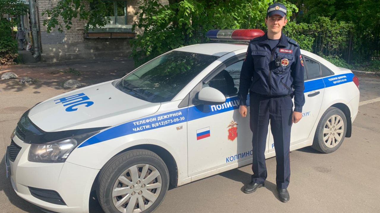 В Ленинградской области инспектор ДПС спас из задымленного подъезда пожилую женщину
