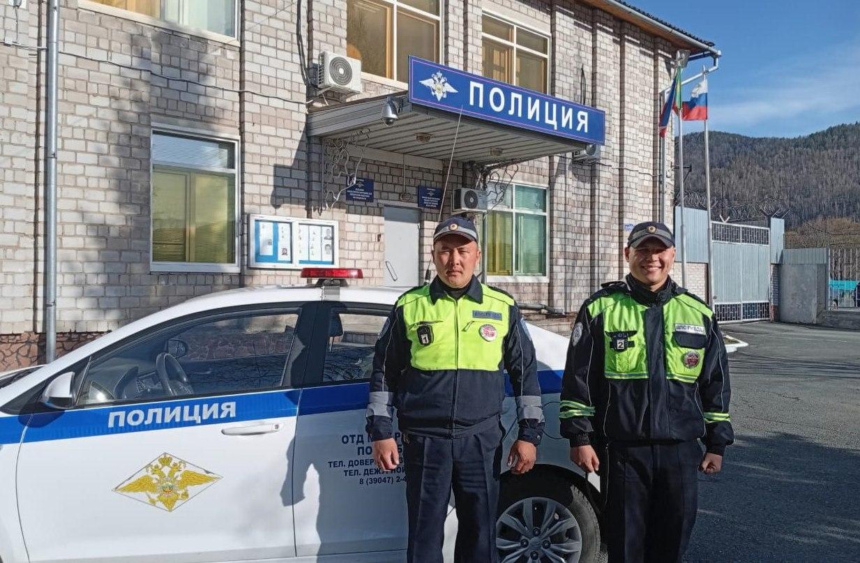 Госавтоинспекторы Хакасии оказали помощь жителям Абазы в тушении возгорания частного дома