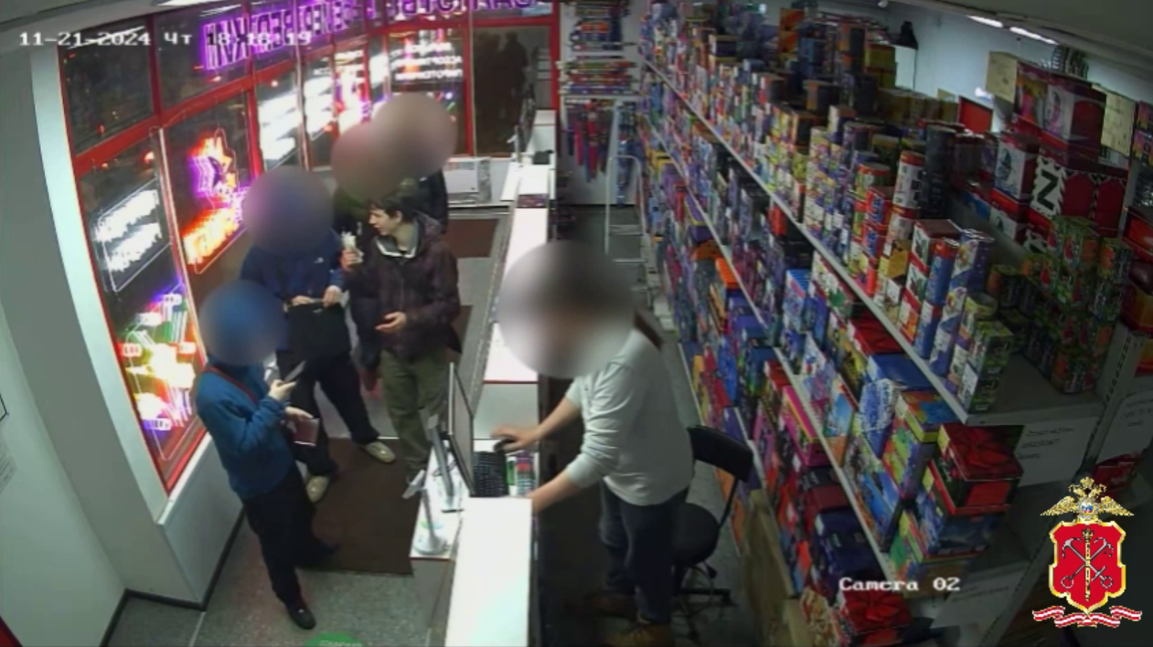 Полиция задержала юношей, запускавших фейерверки в окна дома на Бассейной улице в Санкт-Петербурге
