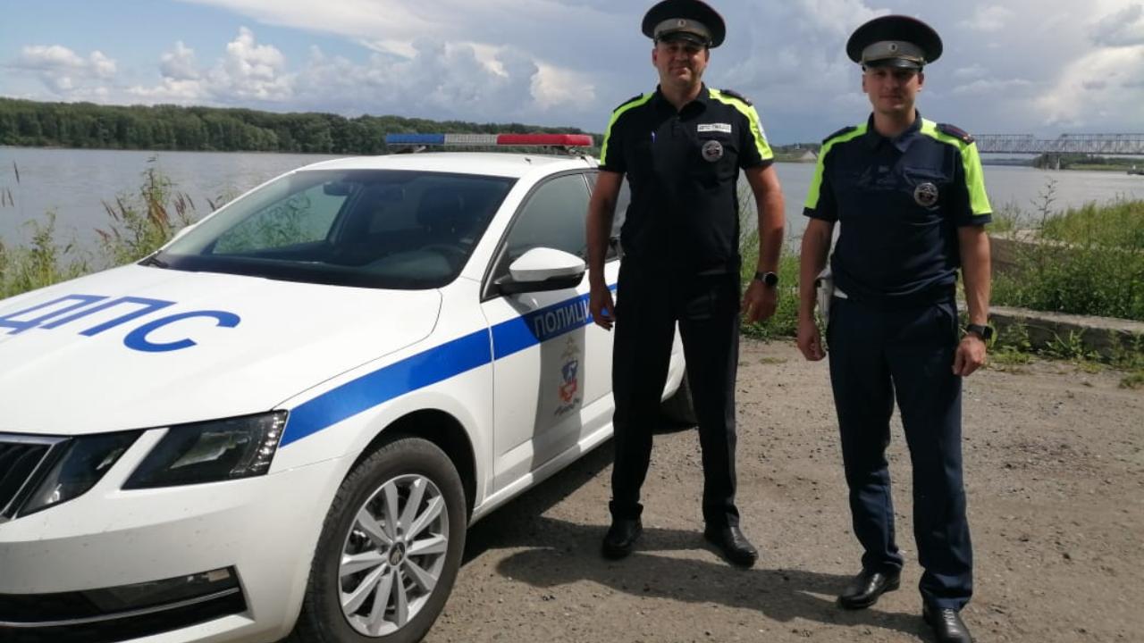В Алтайском крае автоинспекторы помогли девушке-водителю, у которой случился приступ эпилепсии