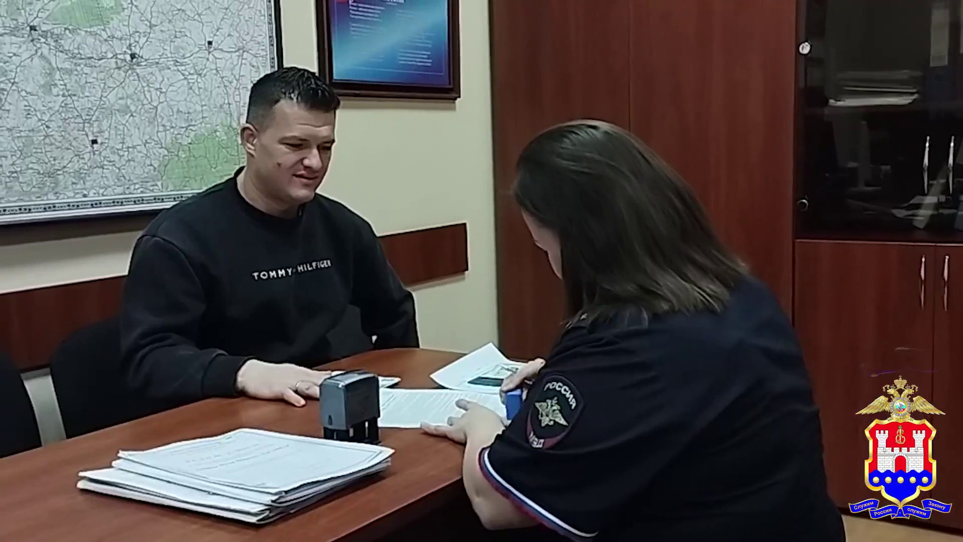 В Калининграде полицейские выдали разрешения на временное проживание иностранцам из Германии и США