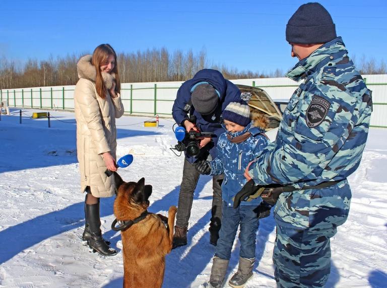 Знает, у кого спросить