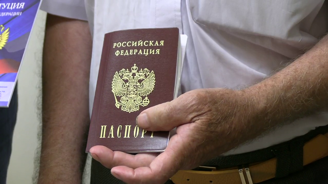 Сотрудники полиции выдали российские паспорта 20 жителям сёл Трехизбенка и Кряковка в ЛНР