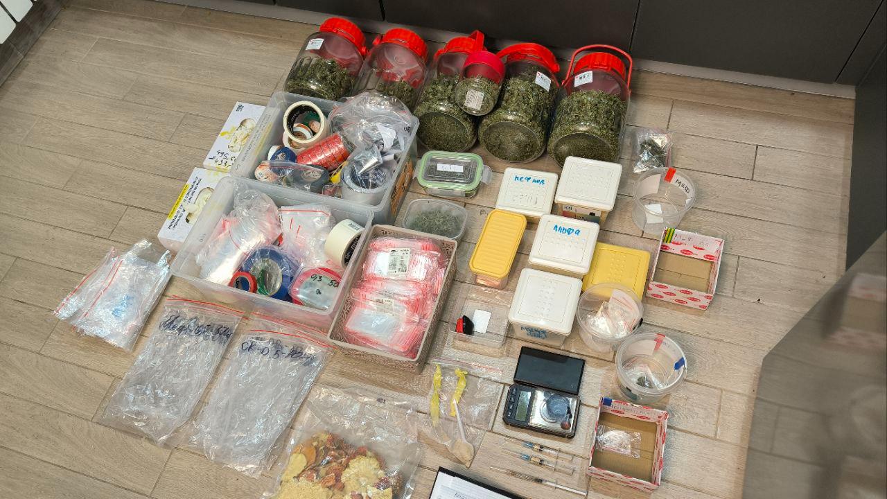 Полиция Хабаровска передала в суд уголовное дело по 19 эпизодам сбыта наркотиков и отмывании денег