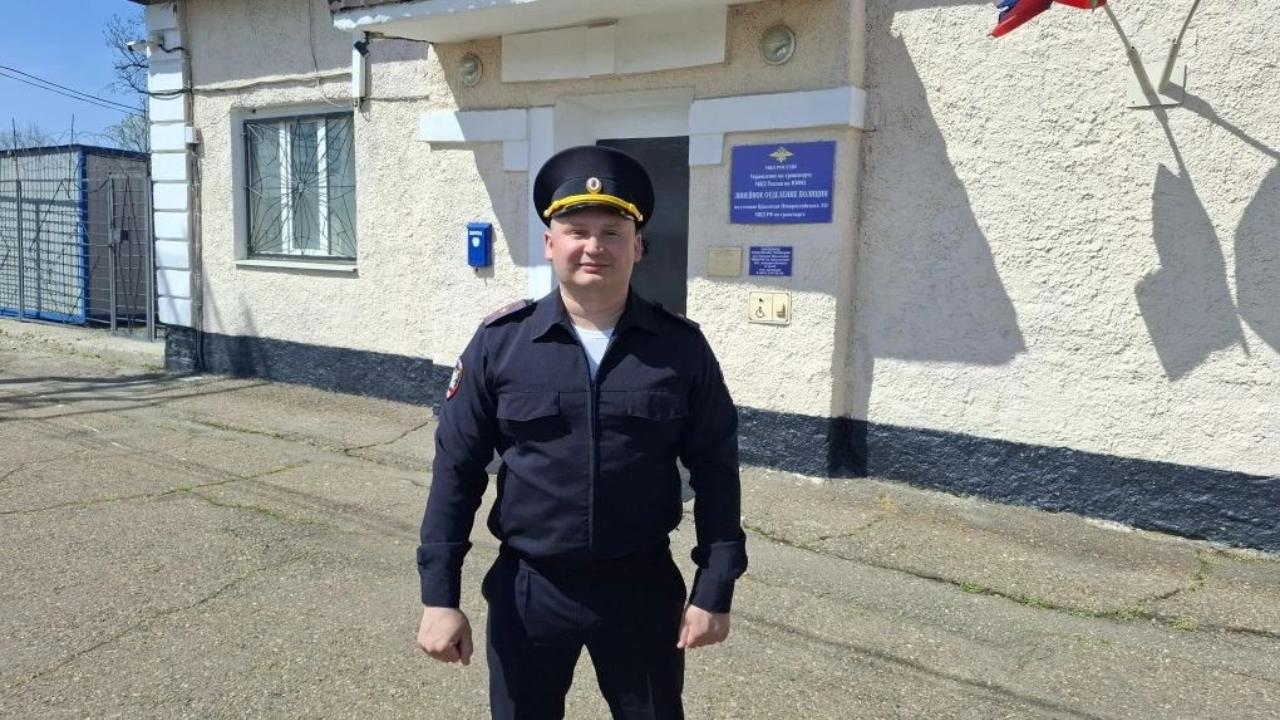 На Кубани офицер транспортной полиции спас дедушку, лежавшего без сознания в горящем доме в Крымске