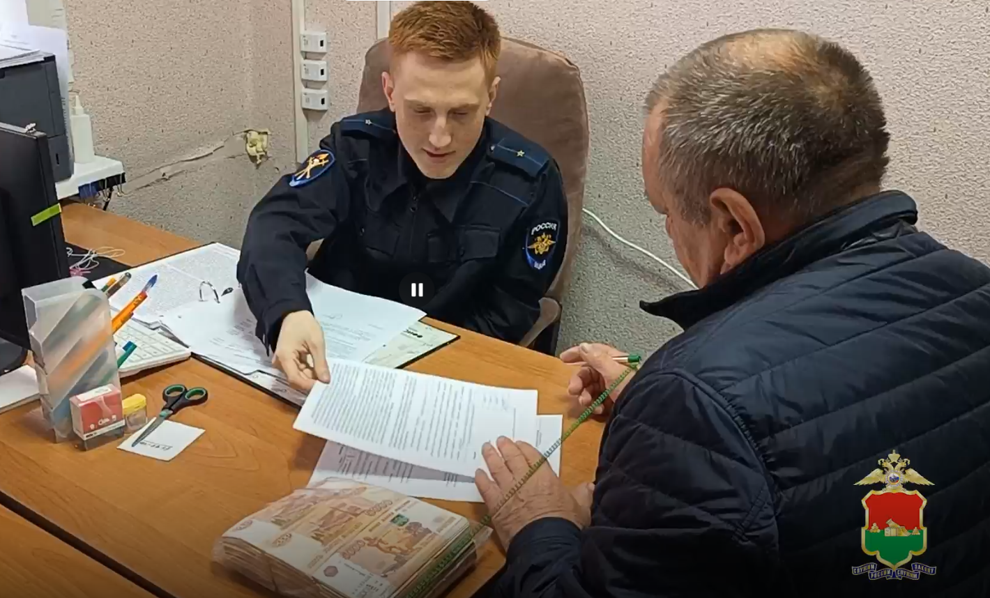 В Брянске полицейские не позволили межрегиональному курьеру аферистов похитить у горожанина 5 млн рублей