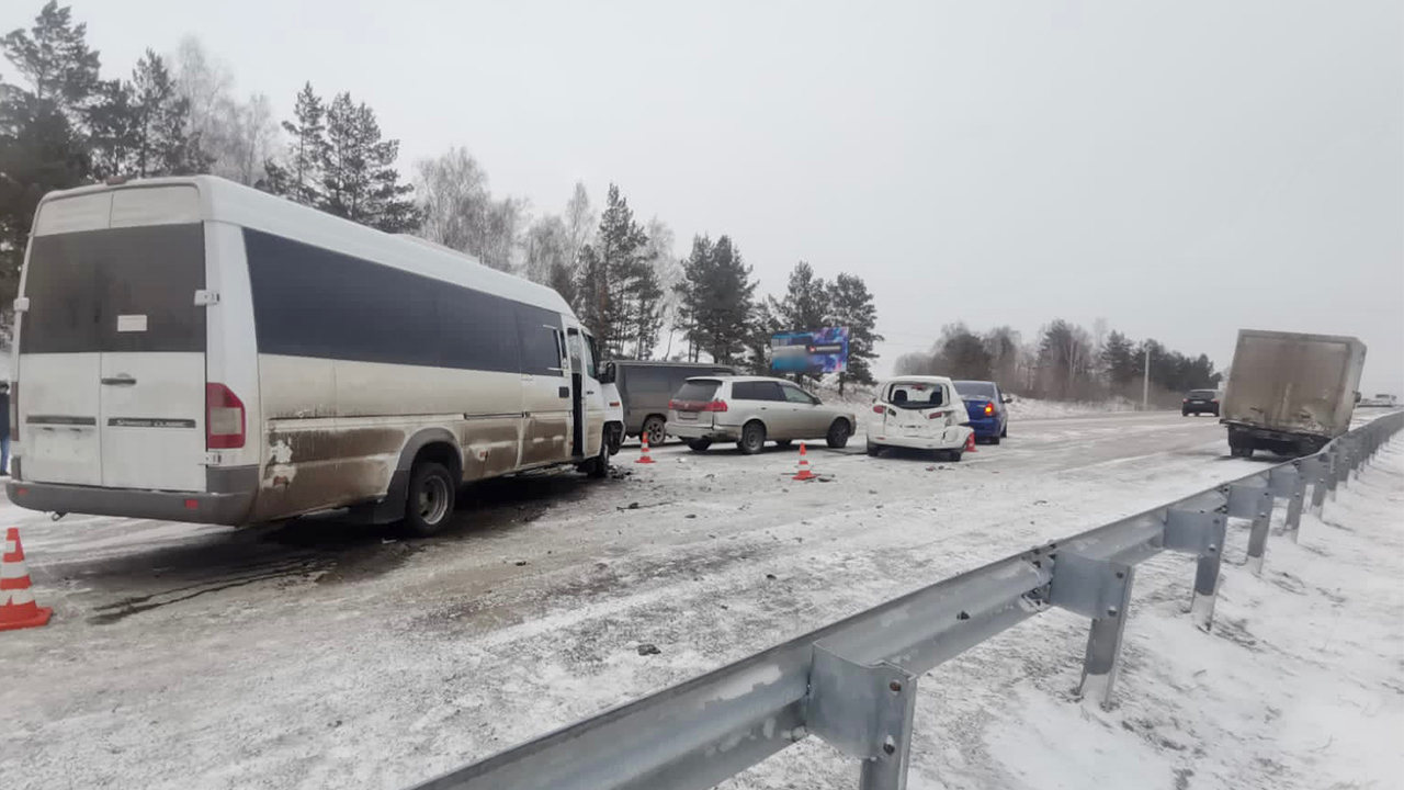 В Приангарье полицейские выясняют обстоятельства массовой аварии, произошедшей на Качугском тракте