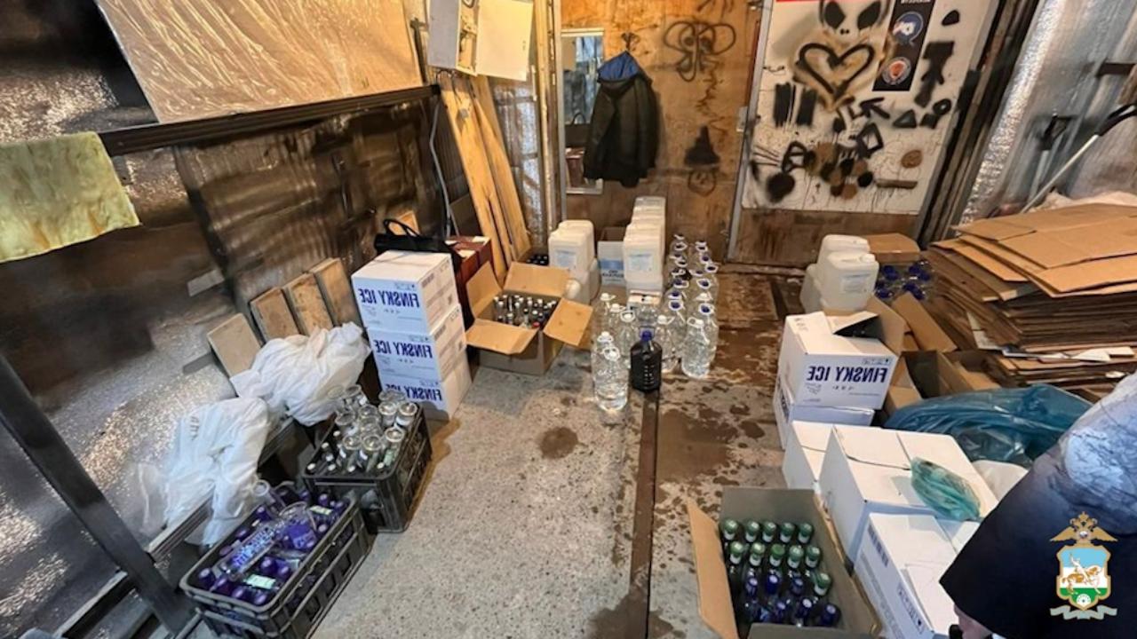 Полицейские Уфы пресекли деятельность бутлегера, готовившего для продажи поддельные водку и коньяк