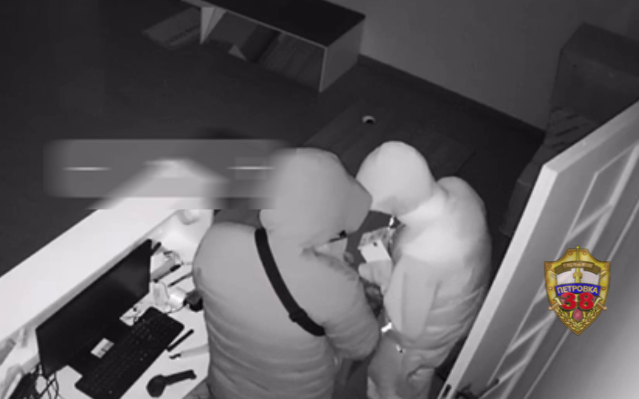 Полицией Москвы задержаны двое подозреваемых в краже шести дорогих смартфонов из пункта выдачи