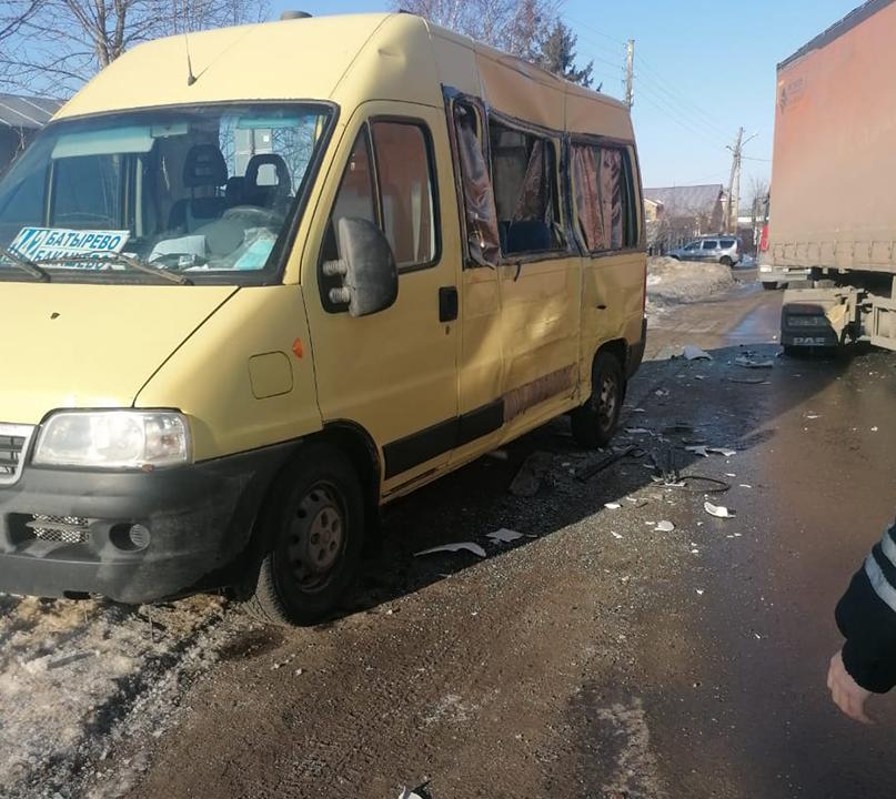 В Чувашии в ДТП пострадали 5 пассажиров автобуса, в том числе несовершеннолетний ребёнок