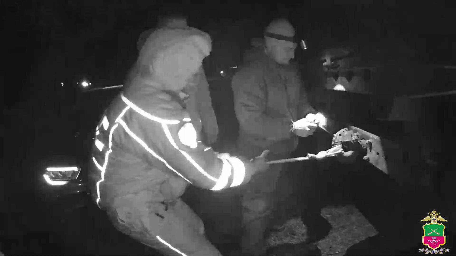 Полицейские Мелитополя помогли отбуксировать авто, водитель которого потерял сознание и съехал в кювет